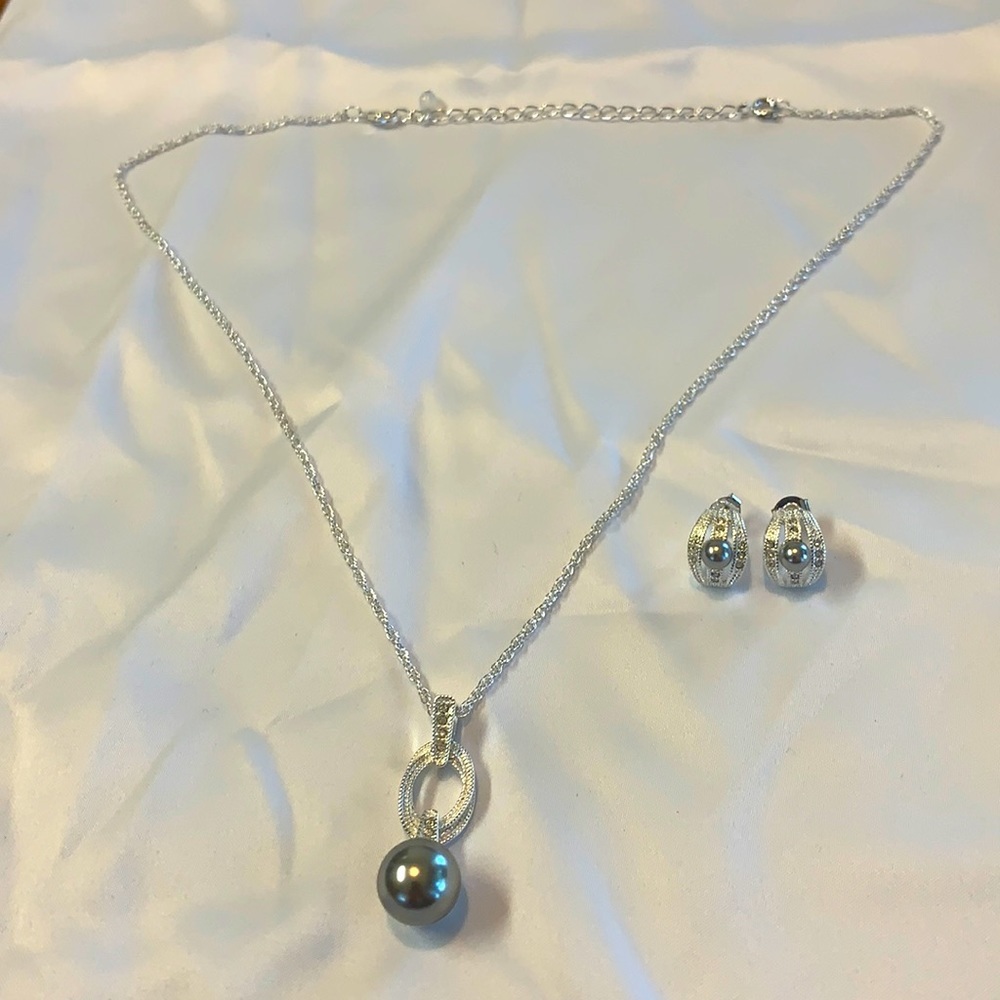 Avon jewelry set necklace and pierced earrings